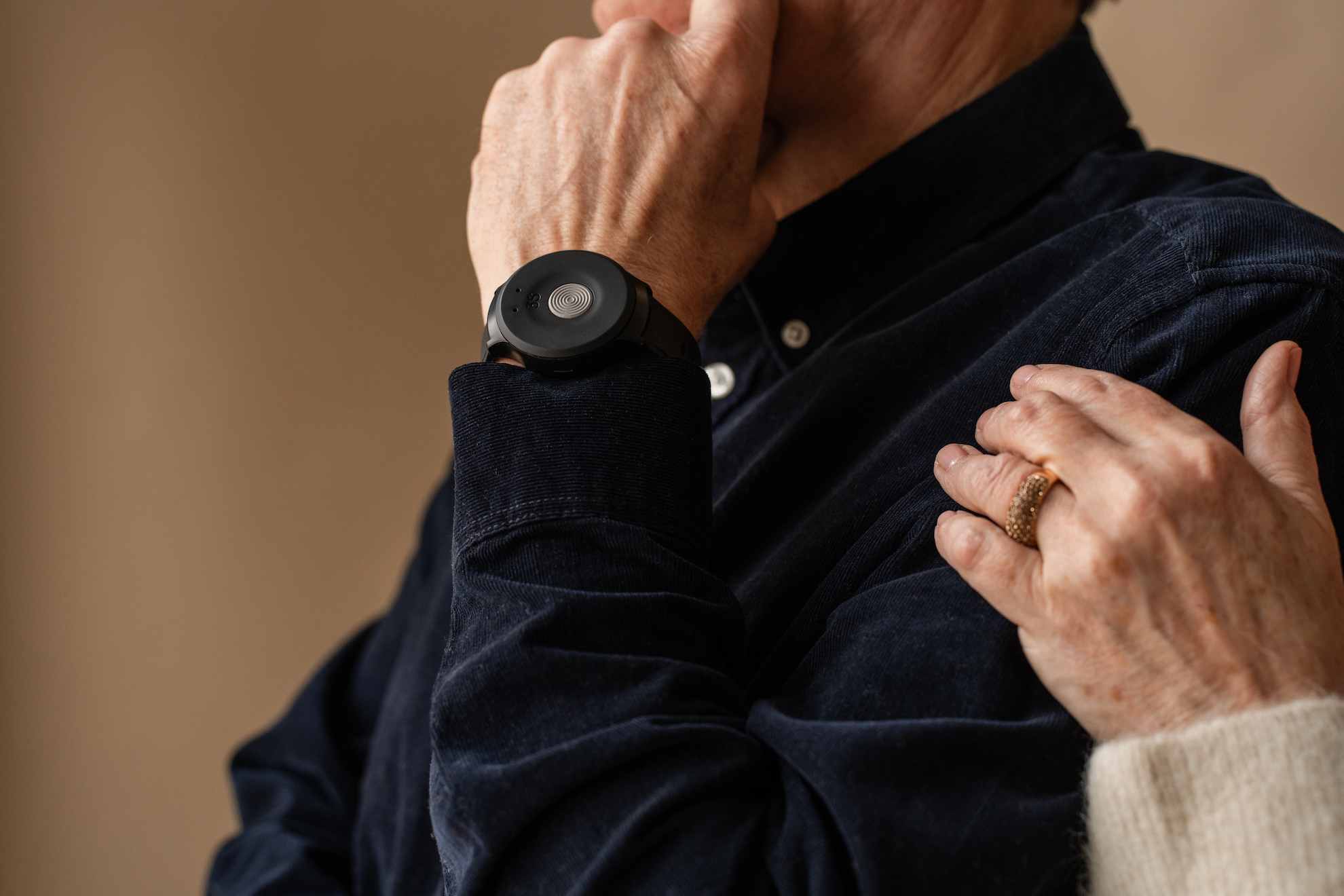 Viisi vinkkiä miten perustella turvarannekkeen käyttöä seniorille